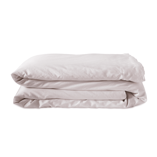 Upplev den superlätta, omfamnande känslan och sov i rätt temperatur med högsta komfort. Pauly Beds silkestäcke är fyllt med 100% tussah silke och yttertyg i makobomull som transporterar bort fukten från din kropp så du slipper svettas och kan sova ostört. 